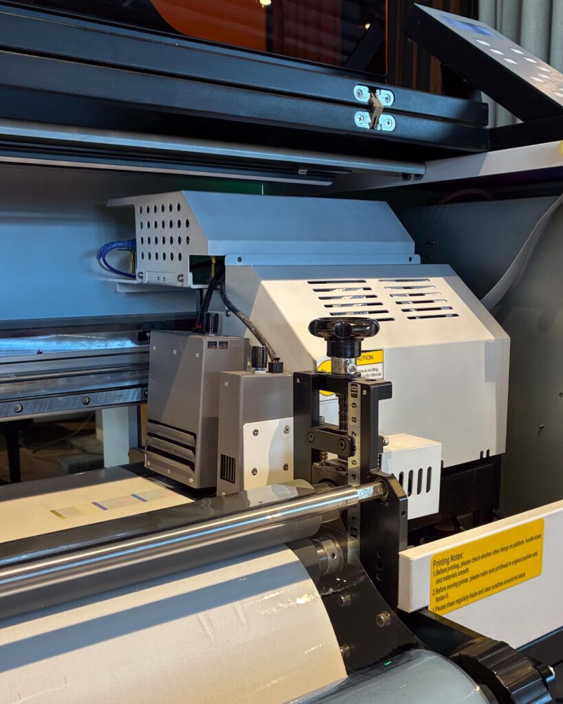 30 CM UV-DTF Soğuk Baskı Makinesi – Showroom (XP600)