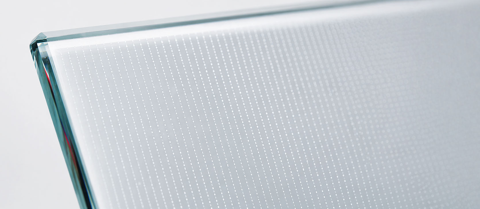 Lazer işlemeli kuş dostu cam mikro desen yakın çekimi